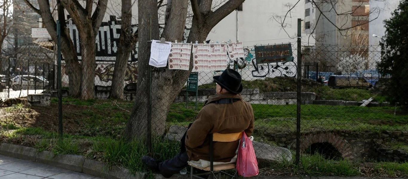 Θεσσαλονίκη: Επιτέθηκαν σε λαχειοπώλη και τον λήστεψαν – Στο νοσοκομείο το θύμα